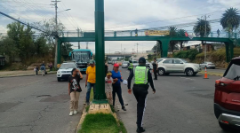 Un grupo de ciudadanos realizaron una manifestación en medio del feriado en Quito