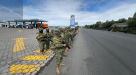 Militares se despliegan en puntos estratégicos de Quito durante el feriado.