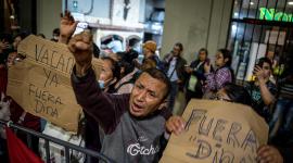 Personas se manifiestan en contra de la presidenta Dina Boluarte frente al Congreso de la República, este jueves 9 de octubre del 2025, en Lima, Perú.