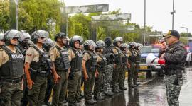 Decenas de policías se formaron este viernes 10 de octubre en el bulevar de la Shirys.