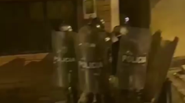 Policía y manifestantes se enfrentan en San Miguel del Común, norte de Quito