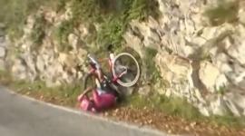 Richard Carapaz sufrió una aparatosa caída y tuvo que abandonar el Giro de Lombardía.