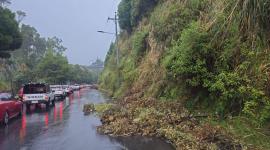 Deslizamiento de tierra por lluvias en la av. Simón Bolívar