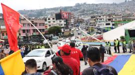 Movimientos Sociales e indígenas en la marcha denominada por la vida, la resistencia en el sector de la Villa flora, en el marco del paro nacional convocado por la Conaie.