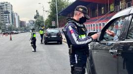 Agentes de la AMT controlan la restricción vehicular Pico y Placa.