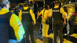 Imagen referencial de un procedimiento realizado por la Policía Nacional en un barrio de Guayaquil.