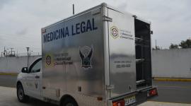 Foto refencial de un vehículo de medicina legal en un procedimiento.