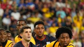 Angelo Preciado disputa el esférico con el estadounidense Christian Pulisic. Atrás Willian Pacho.