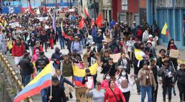 Movimientos Sociales e indígenas en la marcha denominada por la vida, la resistencia en el sector de la Villaflora, en el marco del paro nacional convocado por la Conaie.
