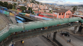 El Municipio de Quito ejecuta trabajo de mantenimiento en el puente peatonal de San Roque