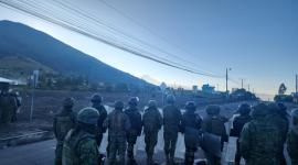 Militares son desplegados regularmente en la vía E35 para habilitar el paso.