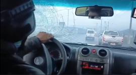 Una piedra cayó en el parabrisas de la camioneta en la que se movilizaba el equipo de Teleamazonas.