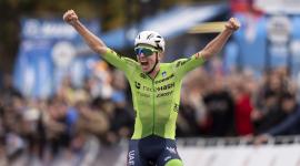 El ciclista esloveno Tadej Pogacar celebra la victoria en la prueba élite del campeonato del mundo de ciclismo en ruta que se celebra en Zúrich, Suiza.