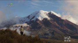 El majestuoso Chimborazo tiene un récord único: por la forma del planeta, su cima es el punto más cercano al sol. Un orgullo geográfico que solo Ecuador puede tener y debemos conocer.