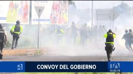 El convoy del Gobierno fue atacado con bombas molotov y piedras en el desvío a Cotacachi, a pocos kilómetros de llegar a Otavalo. La fuerza pública intervino para abrir paso y evitar que los manifestantes alcanzaran el Comando de Policía.
Un reportaje de Karen Haro