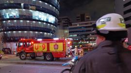 Partes del vehículo quedaron esparcidas sobre la calzada tras la explosión.