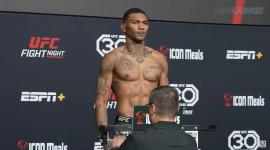 Michael Morales en la báscula de la UFC el día de los pesajes oficiales.