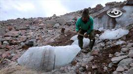 Durante décadas subió solo al Chimborazo para mantener vivo un oficio ancestral.  Al cumplirse un año de su partida, recordamos el legado del último hielero: símbolo de identidad y memoria andina.
