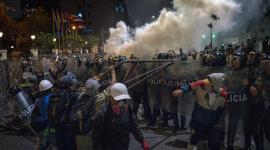 Manifestantes se enfrentan con integrantes de la Policía de Perú durante una protesta