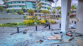 La explosión de un coche bomba en las inmediaciones de un centro comercial dejaron fuertes daños en infraestructura.