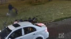 La violencia golpea nuevamente al sur de Quito. Esta vez, un joven fue asesinado durante un asalto en el barrio Mariscal Sucre, en la ciudadela Ibarra. Tras lo ocurrido, las autoridades investigan para dar con los responsables.
Un reportaje de Gustavo Jaramillo