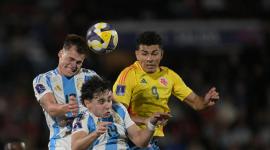 Mateo Silvetti, de Argentina, (izquierda) disputa el balón con Emilio Aristizábal, de Colombia, durante la semifinal del Mundial Sub 20.