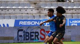 Angelo Mina (de negro), jugador de Aucas, durante una acción en el partido ante Macará, disputado el 5 de octubre, en el estadio Bellavista.