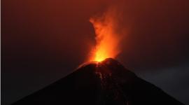 El Reventador expulsó material incandescente el miércoles 15 de octubre del 2025.