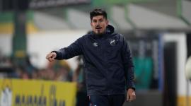 Diego Martínez da indicaciones en un partido de Universidad Católica.