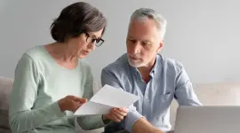 Los afiliados que reúnen los requisitos exigidos por el IESS tienen derecho a pensiones mensuales vitalicias