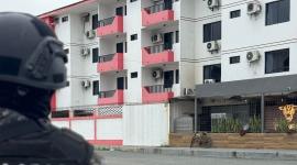 Equipos de la Policía Nacional acordonaron los alrededores de un hotel ante una amenaza de explosivo.