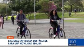El ciclismo en Quito enfrenta varios obstáculos, como la falta de ciclovías, el irrespeto a los espacios exclusivos y la carencia de señalética. Según representantes del gremio, estas condiciones han provocado un incremento del 30% en los siniestros viales.
Un reportaje de Nathalie Jiménez