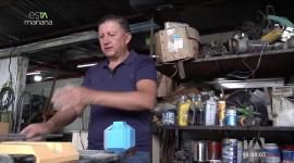 Jaime Santamaria transforma espuma y plástico reciclado en piezas de contrucción y cemento resistente, demostrando que los materiales reciclados pueden convertirse en soluciones de construcción duraderas.