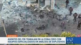 Agentes del FBI, con equipamiento técnico especializado, trabajan en la zona cero del atentado terrorista ocurrido frente al Mall del Sol. Mientras tanto, varios tramos de la avenida Joaquín Orrantia se reabren al tránsito. 

Un reportaje de Ricardo Cruzatty