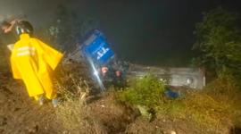 Un camión, que transportaba una sustancia química se volcó en Loja el 12 de octubre