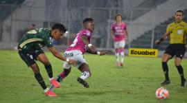 Juan Cazares (rosado), de Independiente del Valle, durante el partido ante Orense, el viernes 17 de octubre del 2025.