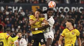 Ricardo Adé, defensa de Liga Deportiva Universitaria, cabecea en el área de Barcelona, en el partido jugado el viernes 17 de octubre