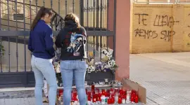 Un pequeño altar improvisado ante la casa de Sandra, la joven que se suicidó el pasado martes 14 de octubre, en Sevilla.