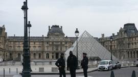 Agentes de la policía francesa se desplegaron en el Museo del Louvre tras un robo el 19 de octubre de 2025.