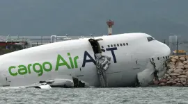 Avión se sale de la pista en el momento del aterrizaje en Hong Kong