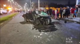 Cuatro personas murieron en un aparatoso accidente ocurrido este fin de semana en la Panamericana Norte, en Quito. Las autoridades investigan si el conductor se encontraba bajo los efectos del alcohol.

Un reportaje de Brigette Mancheno