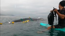 Los surfistas rescataron una ballena jorobada que quedó atrapada en una red de pesca, en Manabí.
