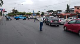 Personal de la ATM cerró el paso vehicular y peatonal en la av. 25 de Julio por la presencia de un auto abandonado.