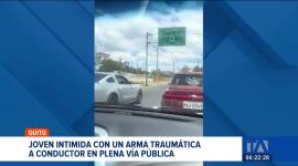 Un joven fue grabado mientras amenazaba con lo que sería un arma traumática a un conductor en el sector de La Y, al norte de Quito. El video se viralizó en redes sociales y ahora la Policía Nacional investiga el hecho.
Un reportaje de Gustavo Jaramillo
