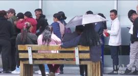 En el Registro Civil de Quitumbe, al sur de Quito, este lunes 20 de octubre se registraron largas filas para obtener cédulas. Usuarios denunciaron presuntos casos de corrupción y venta de turnos en el lugar.
Un reportaje de Brigette Mancheno