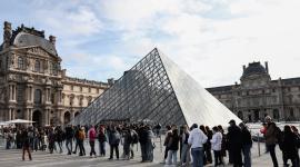 Visitantes hacen fila para ingresar al museo Louvre, en París.