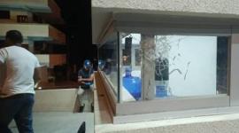 Los ventanales de la Universidad quedaron destrozados debido al impacto de las balas.