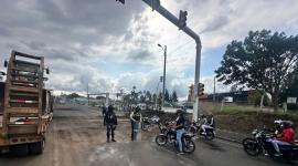 Policías y militares despejan las vías de Imbabura tras cese del paro.