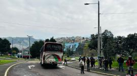 Un bus y una motocicleta chocaron en el sector de El Trébol y dos personas fallecieron en el siniestro.