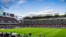 Interior del estadio Rodrigo Paz Delgado, en cancha se encuentra Liga de Quito.
